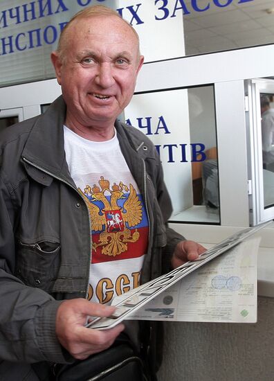 Issuing new vehicle registration plates in Simferopol