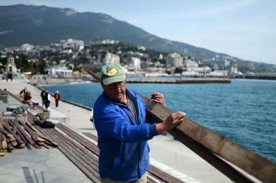 Preparation for holiday season in Yalta
