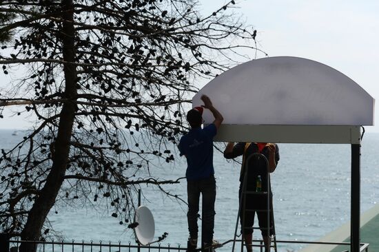 Preparation for holiday season in Yalta