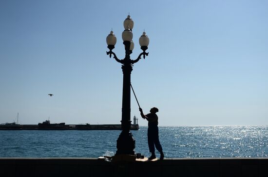 Preparation for holiday season in Yalta