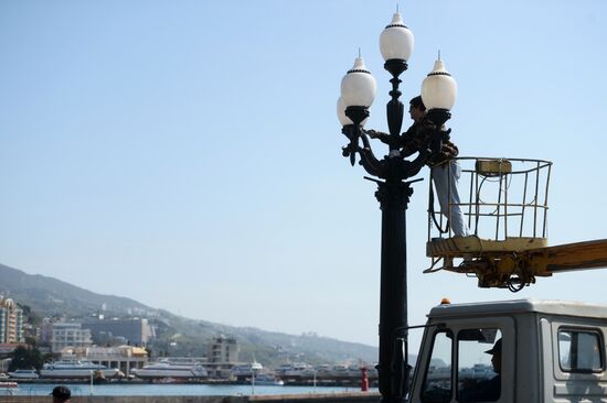 Preparation for holiday season in Yalta