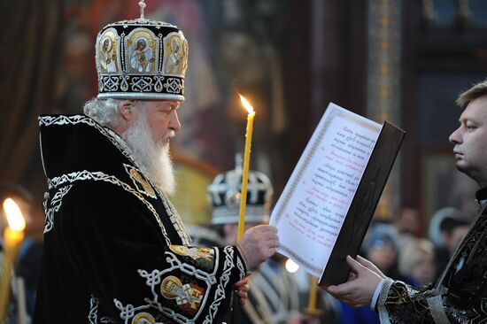 Patriarch Kirill serves Epitaphios deposition ceremony