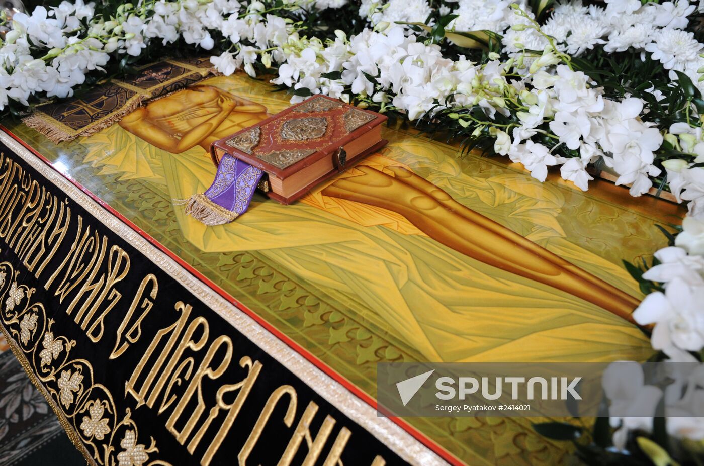 Patriarch Kirill serves Epitaphios deposition ceremony