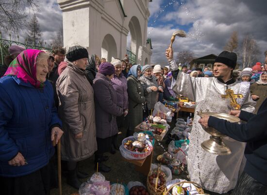 Consecration of Easter cakes on Great Saturday