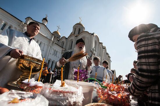 Consecration of Easter cakes on Great Saturday