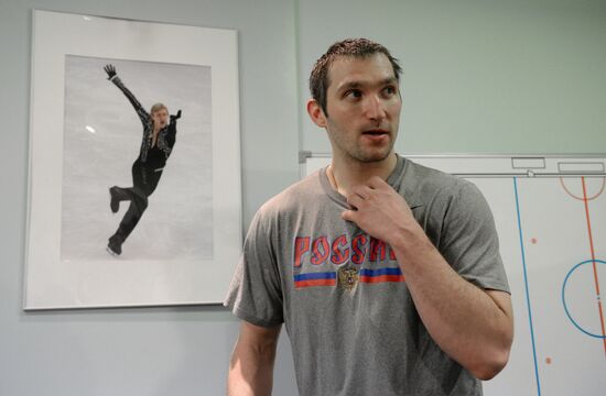 Hockey player Alex Ovechkin arrives at Russian national team's base