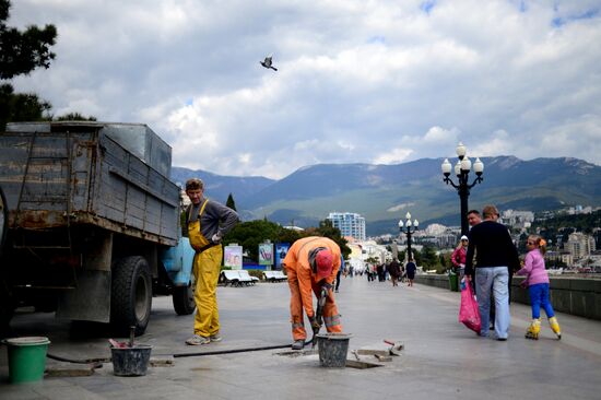 Preparation for holiday season in Yalta