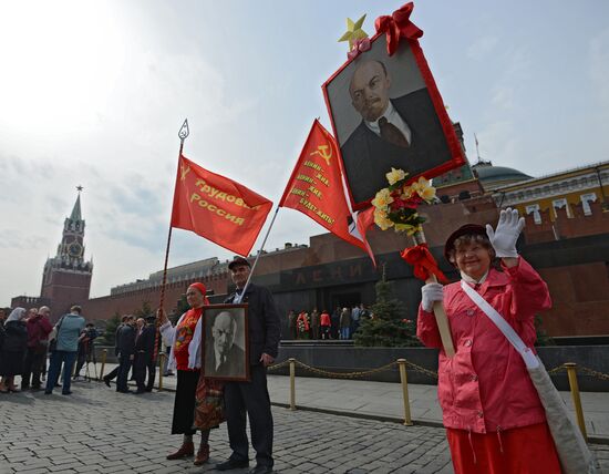 Flowers laid to Lenin Mausoleum