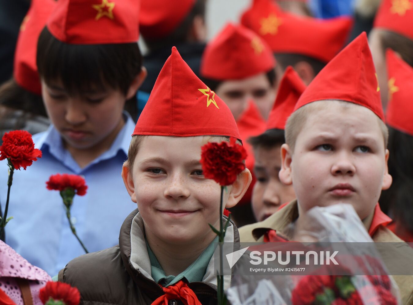 Flowers laid to Lenin Mausoleum