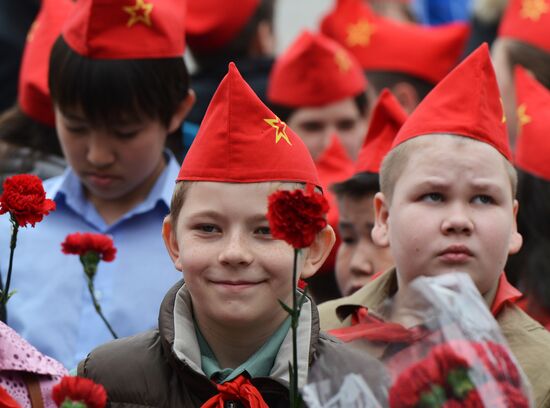 Flowers laid to Lenin Mausoleum