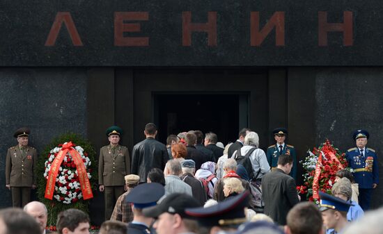 Flowers laid to Lenin Mausoleum