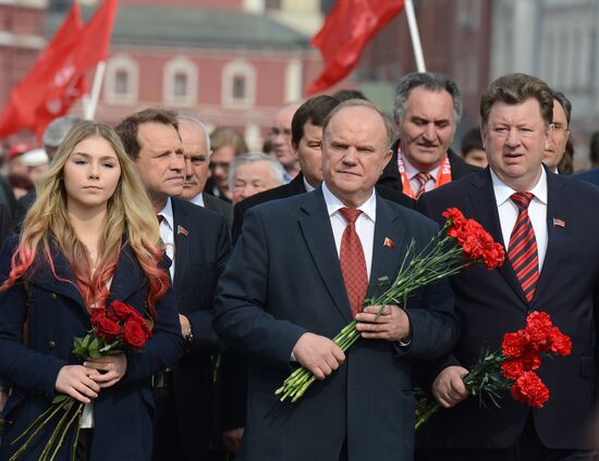 Flowers laid to Lenin Mausoleum