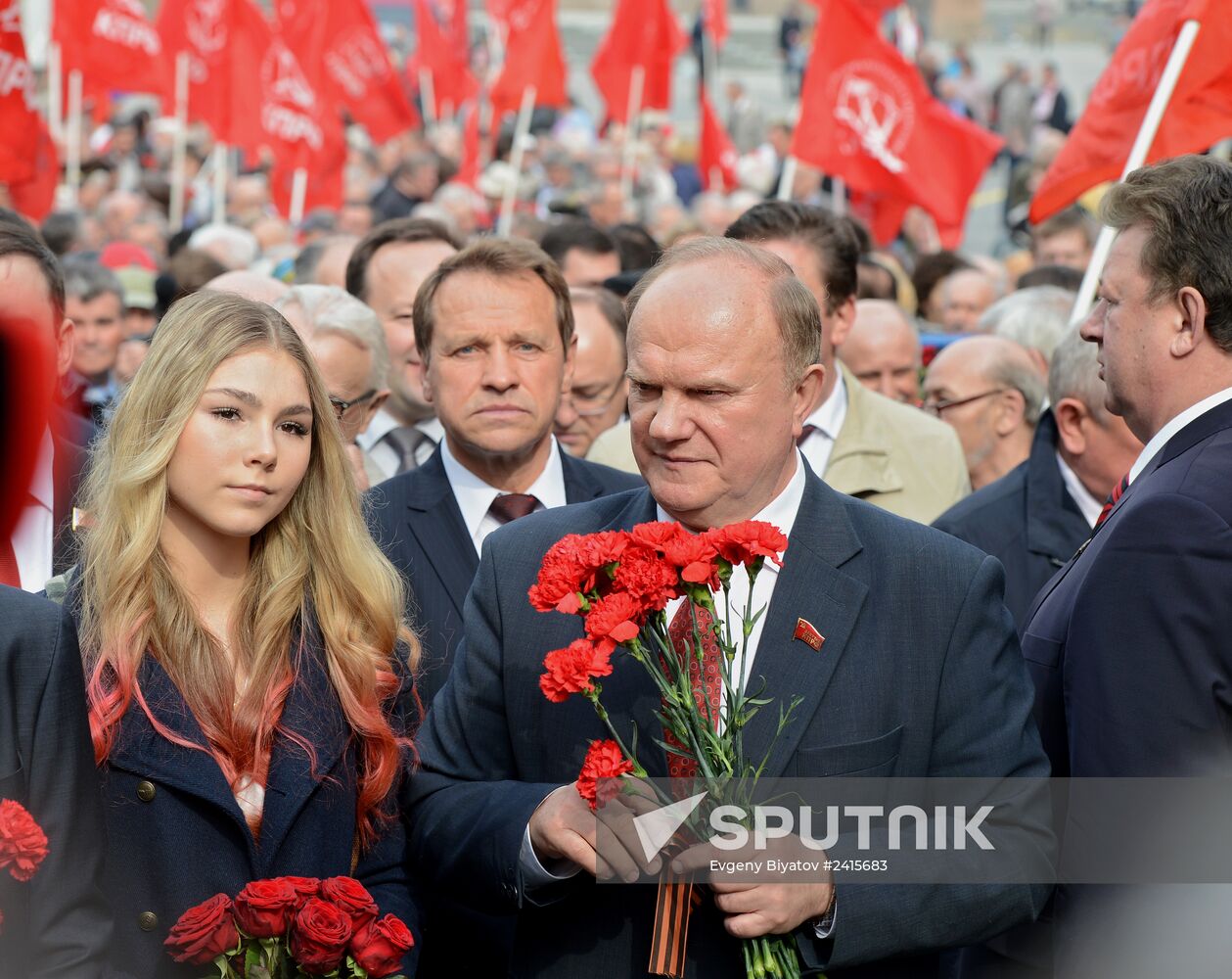 Flowers laid to Lenin Mausoleum
