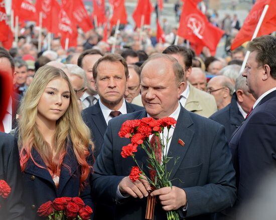 Flowers laid to Lenin Mausoleum