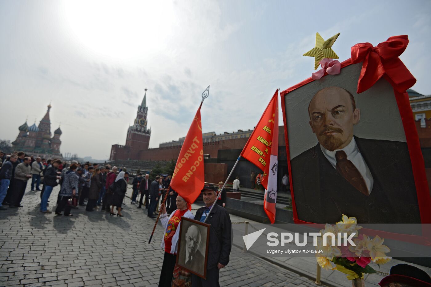 Flowers laid to Lenin Mausoleum
