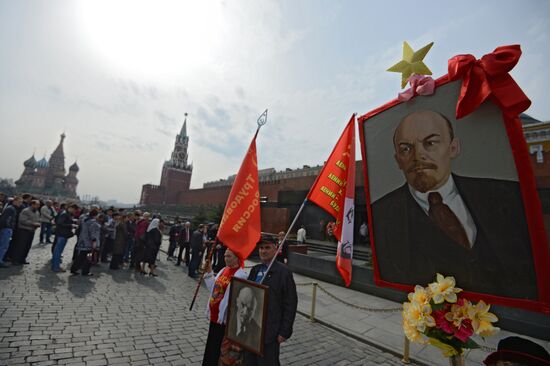 Flowers laid to Lenin Mausoleum