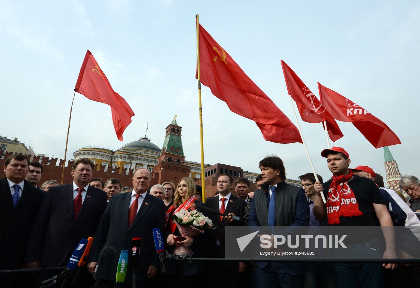 Flowers laid to Lenin Mausoleum