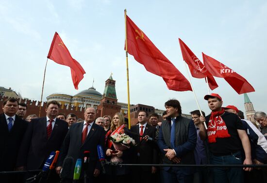 Flowers laid to Lenin Mausoleum