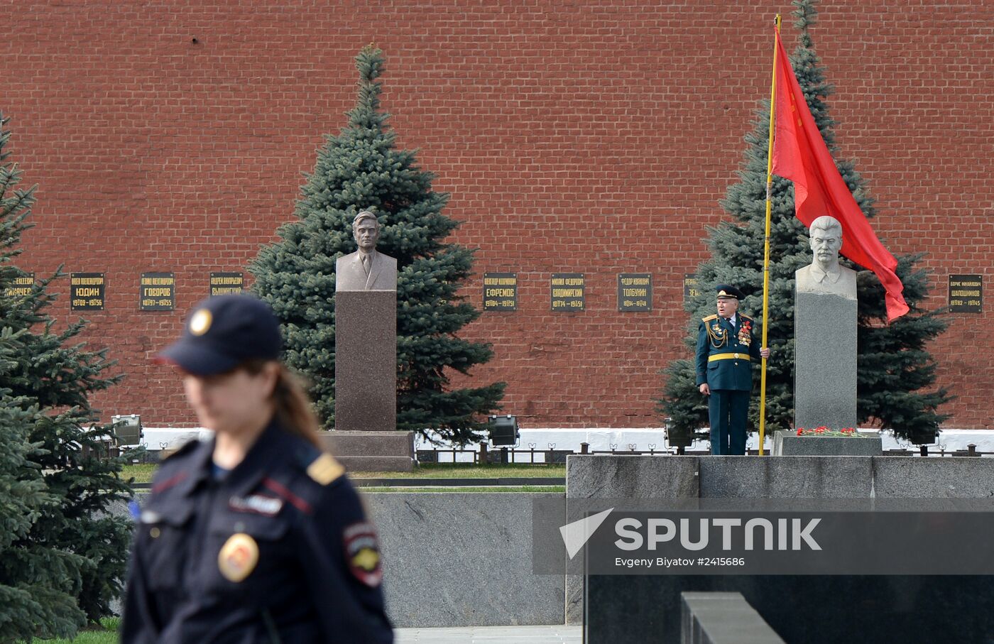 Flowers laid to Lenin Mausoleum