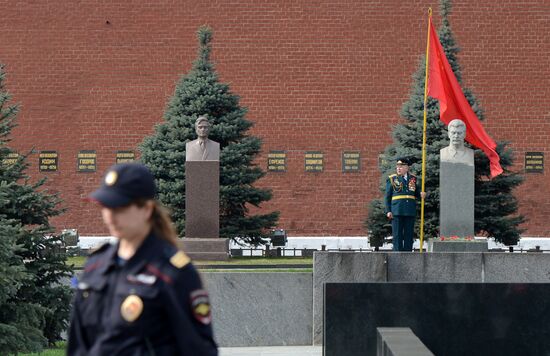 Flowers laid to Lenin Mausoleum
