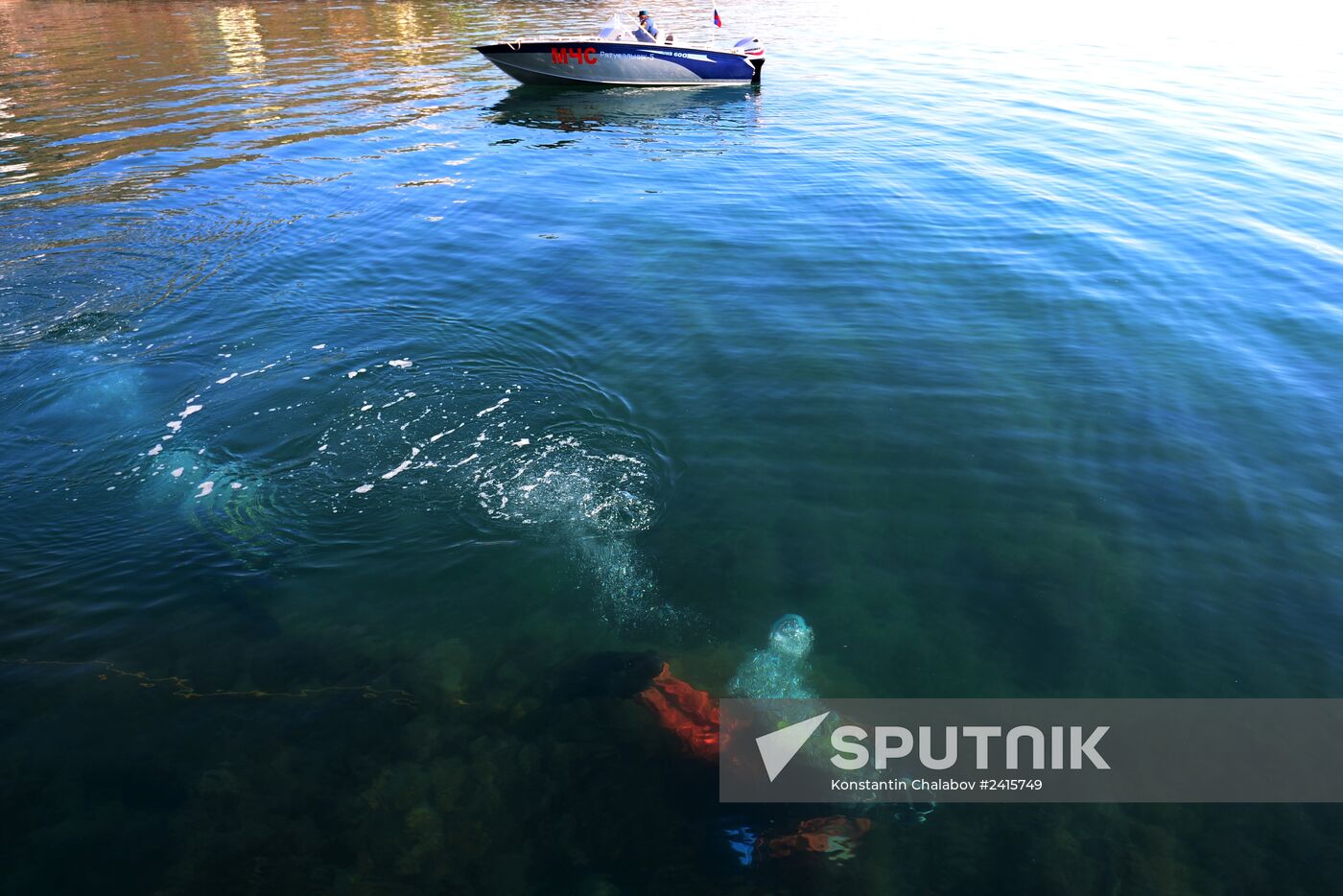 Emergencies Ministry divers inspect shoreline of Alushta city