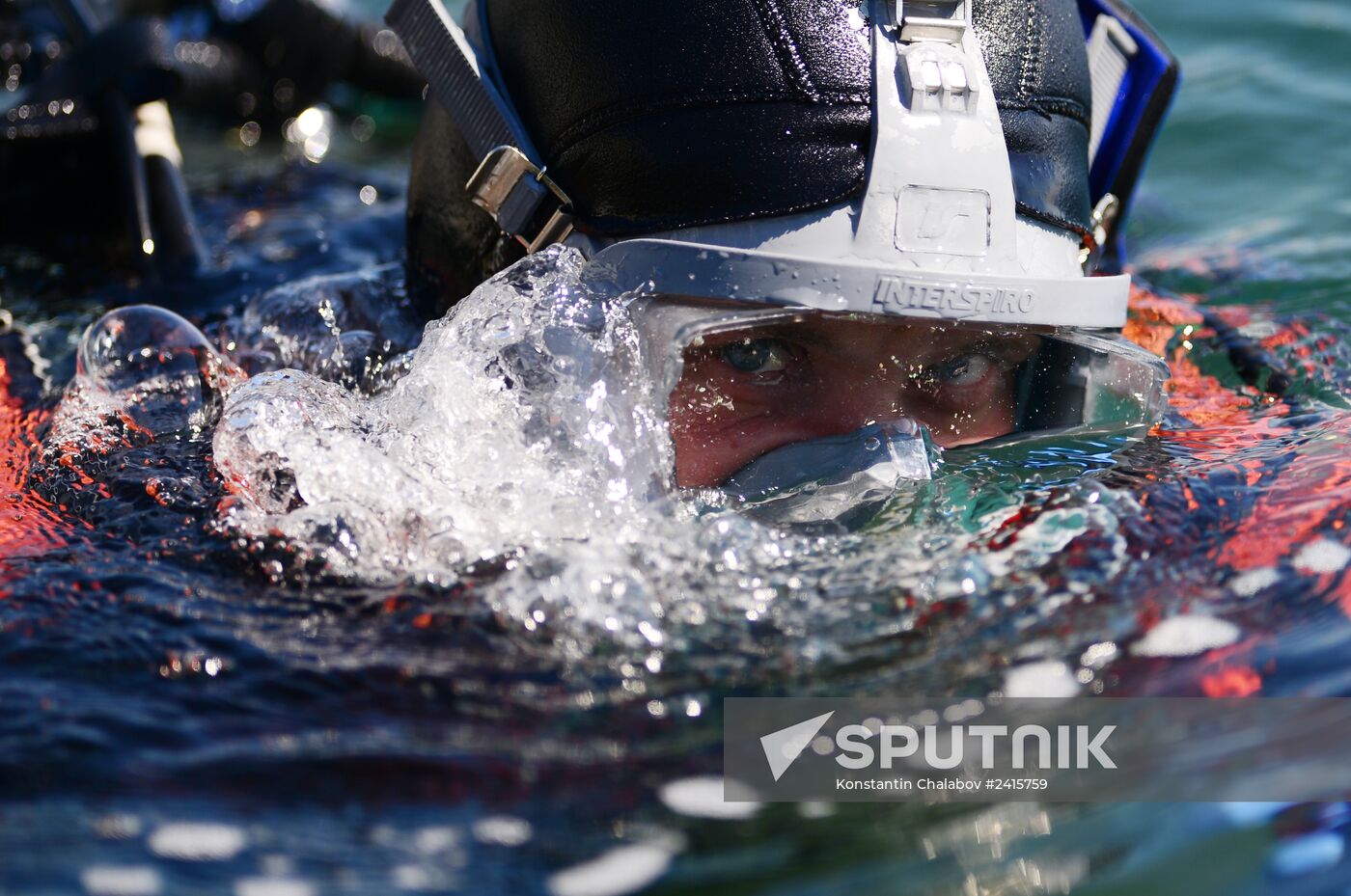 Emergencies Ministry divers inspect shoreline of Alushta city