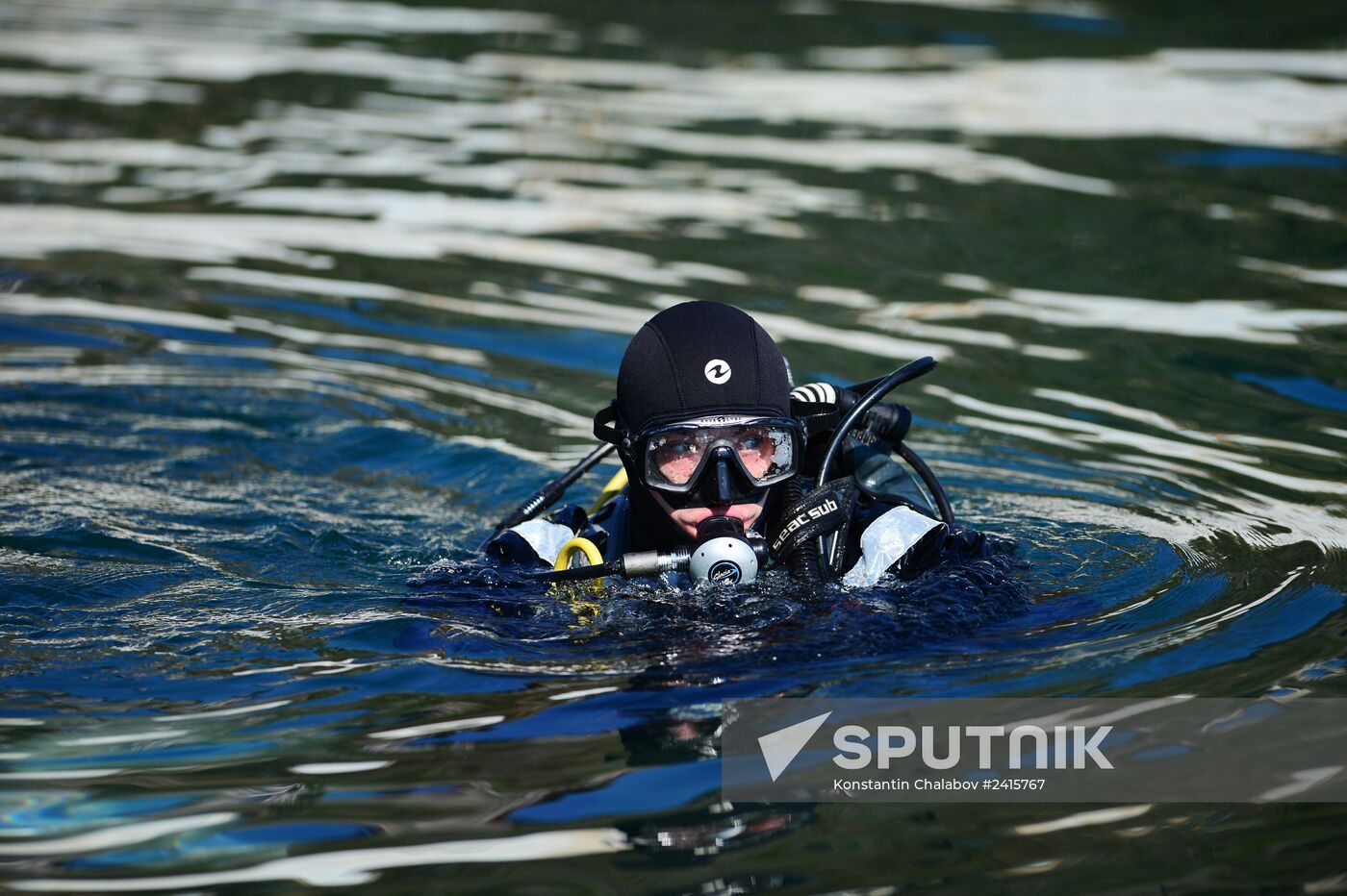 Emergencies Ministry divers inspect shoreline of Alushta city
