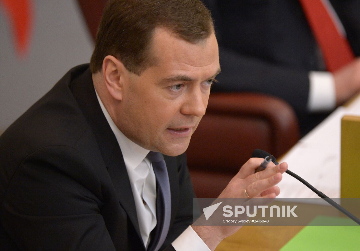 uDmitry Medvedev reports on the Government's 2013 performance at the State Duma