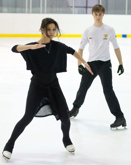 Figire skating. Elena Ilinykh and Ruslan Zhiganshin in training