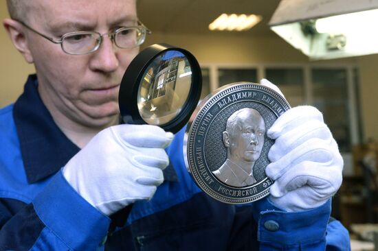 Commemorative coins in honor of Crimea's joining Russia made in Russia