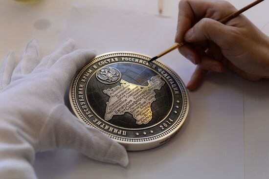 Commemorative coins in honor of Crimea's joining Russia made in Russia