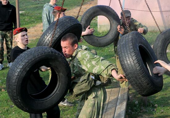 Minsk soldiers take exam to earn the privilege to wear maroon berets
