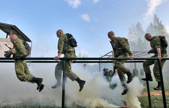 Minsk soldiers take exam to earn the privilege to wear maroon berets