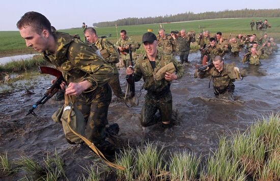 Minsk soldiers take exam to earn the privilege to wear maroon berets