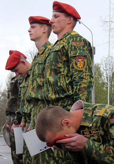 Minsk soldiers take exam to earn the privilege to wear maroon berets