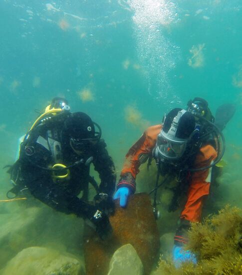 Emergencies Ministry divers inspect Black Sea basin