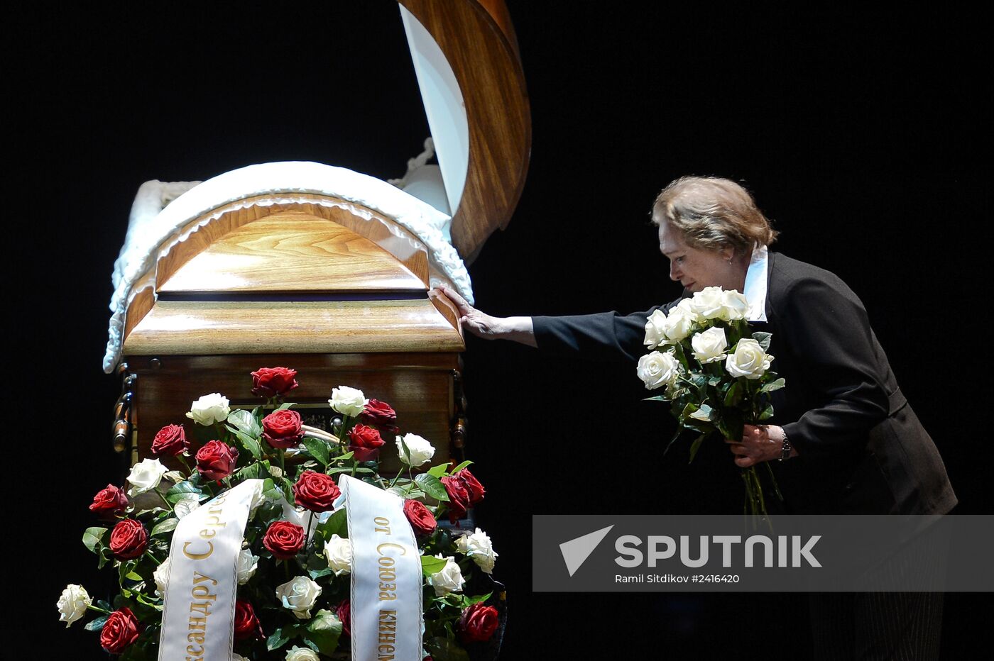 People pay their last respects to People's Artist of Russia Alexander Lenkov