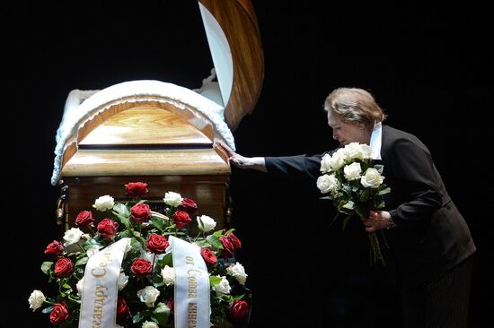 People pay their last respects to People's Artist of Russia Alexander Lenkov
