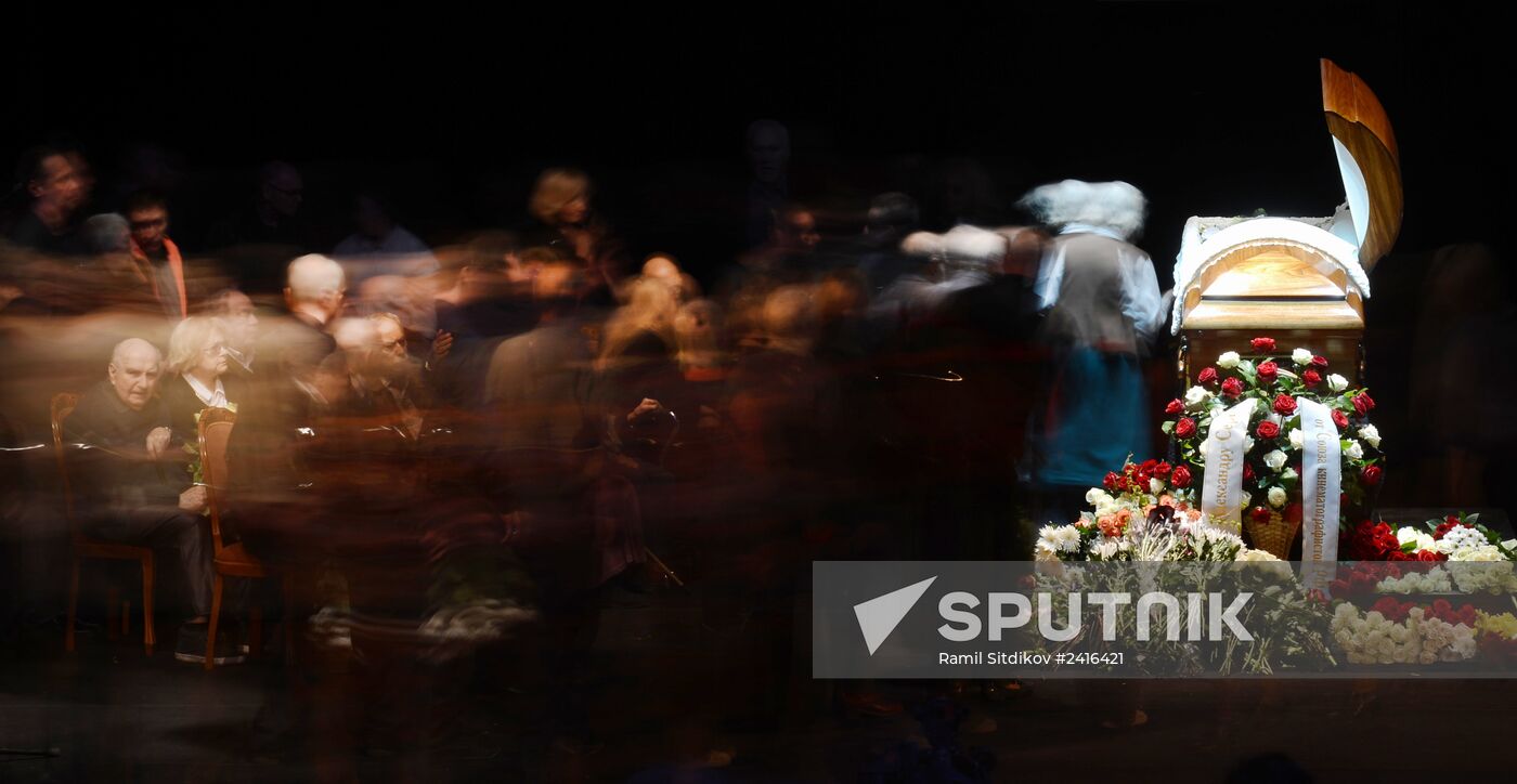 People pay their last respects to People's Artist of Russia Alexander Lenkov