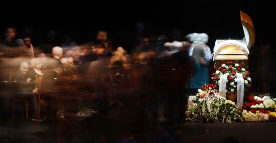 People pay their last respects to People's Artist of Russia Alexander Lenkov