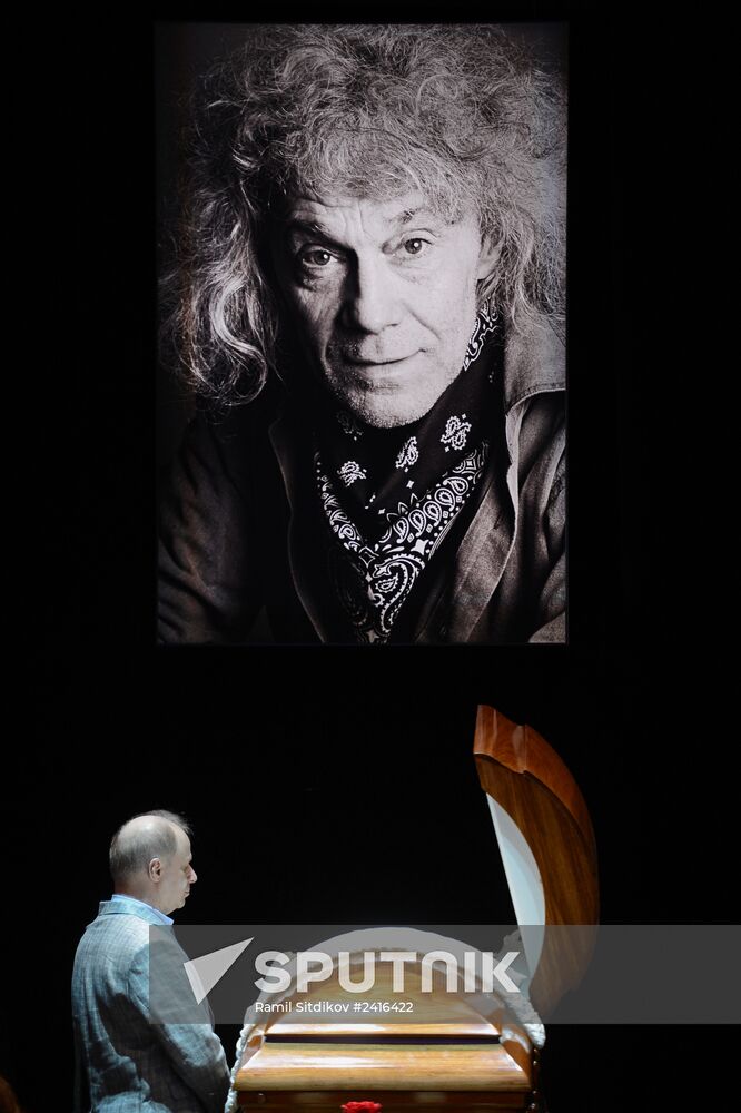 People pay their last respects to People's Artist of Russia Alexander Lenkov
