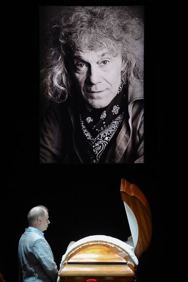 People pay their last respects to People's Artist of Russia Alexander Lenkov