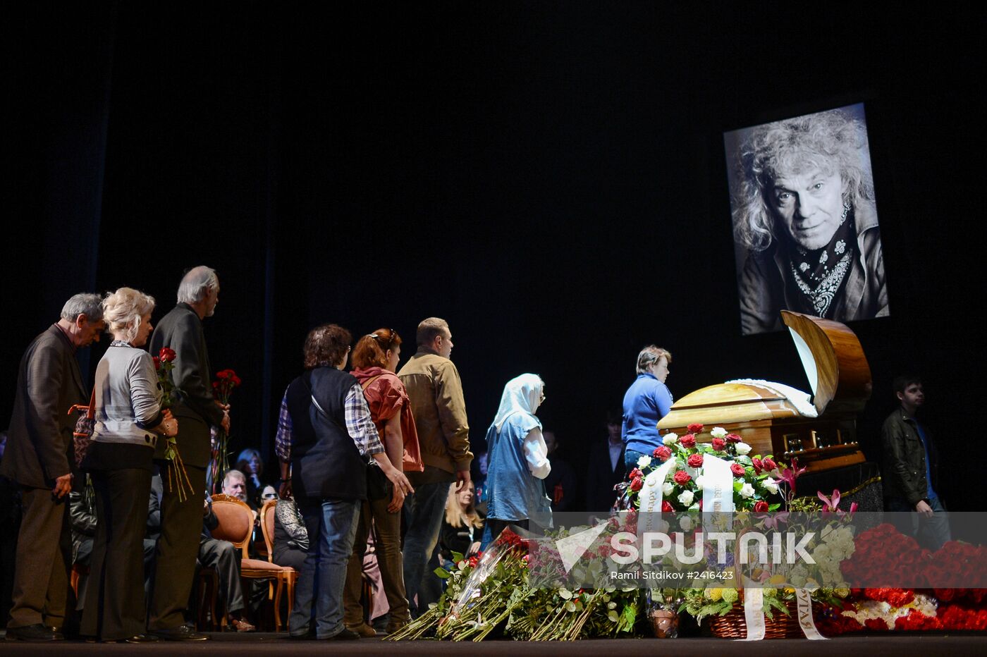 People pay their last respects to People's Artist of Russia Alexander Lenkov