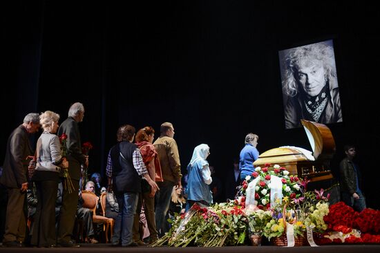 People pay their last respects to People's Artist of Russia Alexander Lenkov