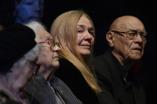 People pay their last respects to People's Artist of Russia Alexander Lenkov