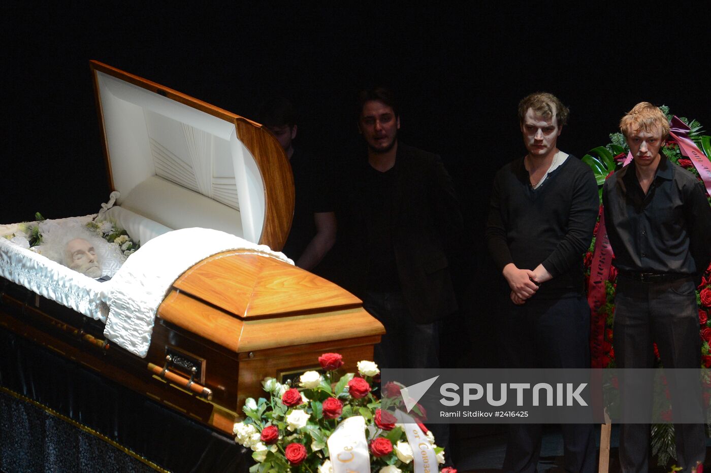 People pay their last respects to People's Artist of Russia Alexander Lenkov