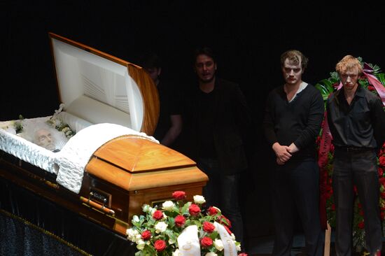 People pay their last respects to People's Artist of Russia Alexander Lenkov