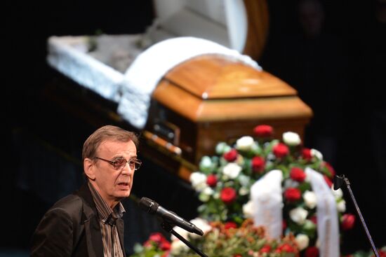 People pay their last respects to People's Artist of Russia Alexander Lenkov