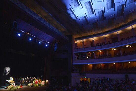 People pay their last respects to People's Artist of Russia Alexander Lenkov