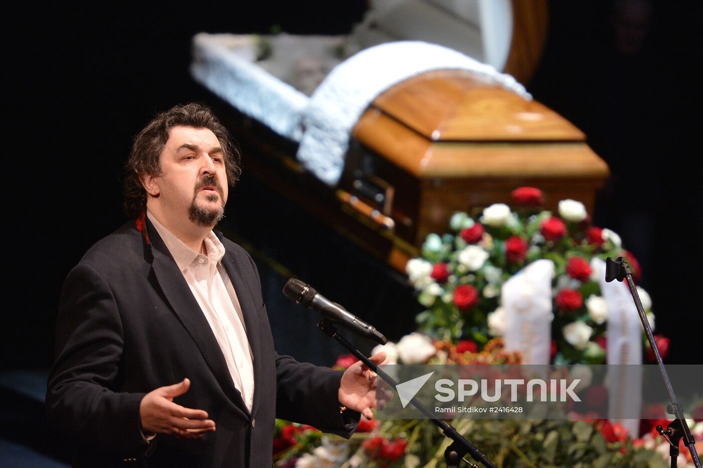 People pay their last respects to People's Artist of Russia Alexander Lenkov